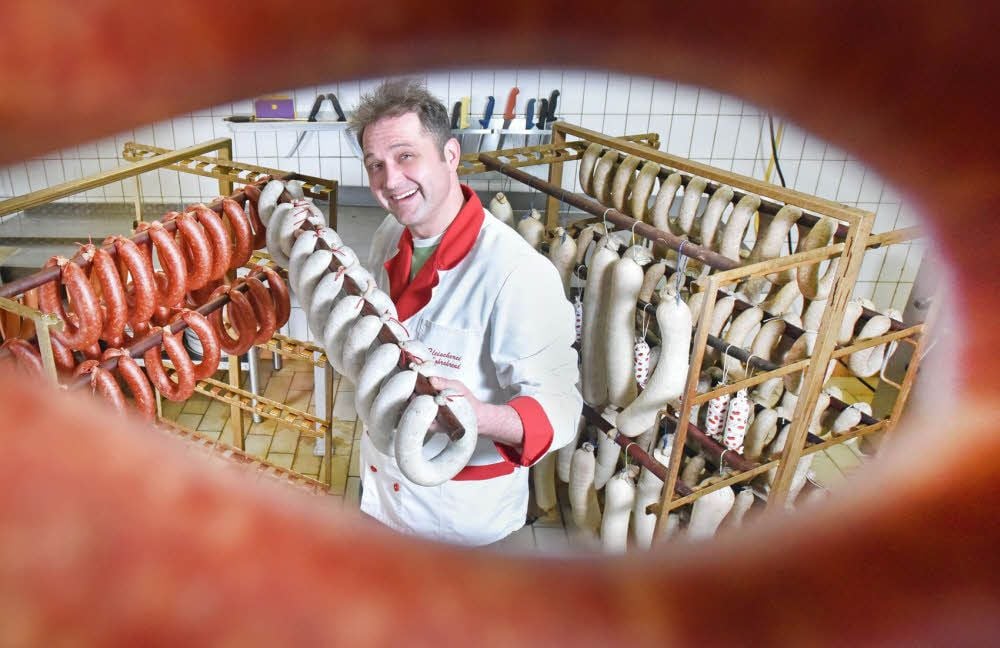 Nachdem Fleischermeister Maik Mohrahrend aus Kanada zurückgekehrt ist, setzt er in Jeßnitz wieder auf die Tradition seines Handwerks.