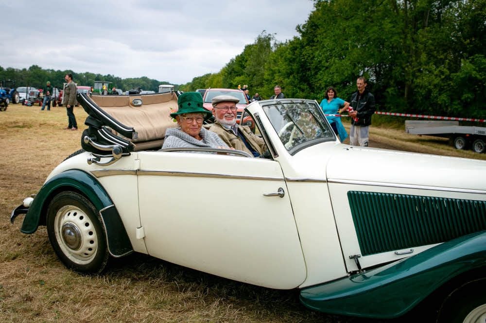 Mehr als 80 Jahre alt ist dieser Oldtimer der Marke Adler Trumpf Junior. Erich Beitler hat ihn gekauft und restauriert. Bei schönem Wetter genießt das Ehepaar gern mal das Fahren im offenen Cabriolet.
