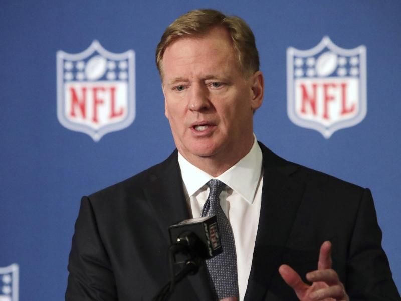„Ich wünschte, wir hätten früher zugehört, Kaep, weshalb du gekniet hast und wofür du Aufmerksamkeit haben wolltest”, sagt Roger Goodell. Foto: Lm Otero/AP/dpa
