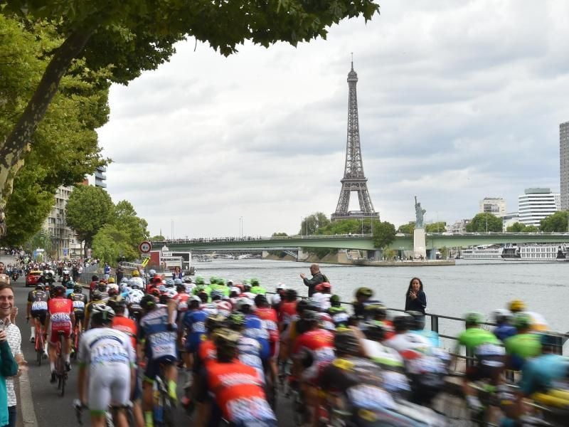 Die letzte Etappe der Tour de France endet stets traditionall in Paris. Foto: David Stockman/BELGA/dpa