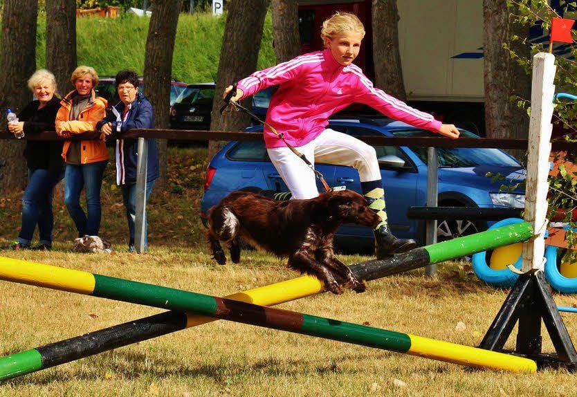 Celine Trikowsky aus Königerode mit Hündin Stella beim Horse- und Dog-Trail zum Reitertag in Wippra.