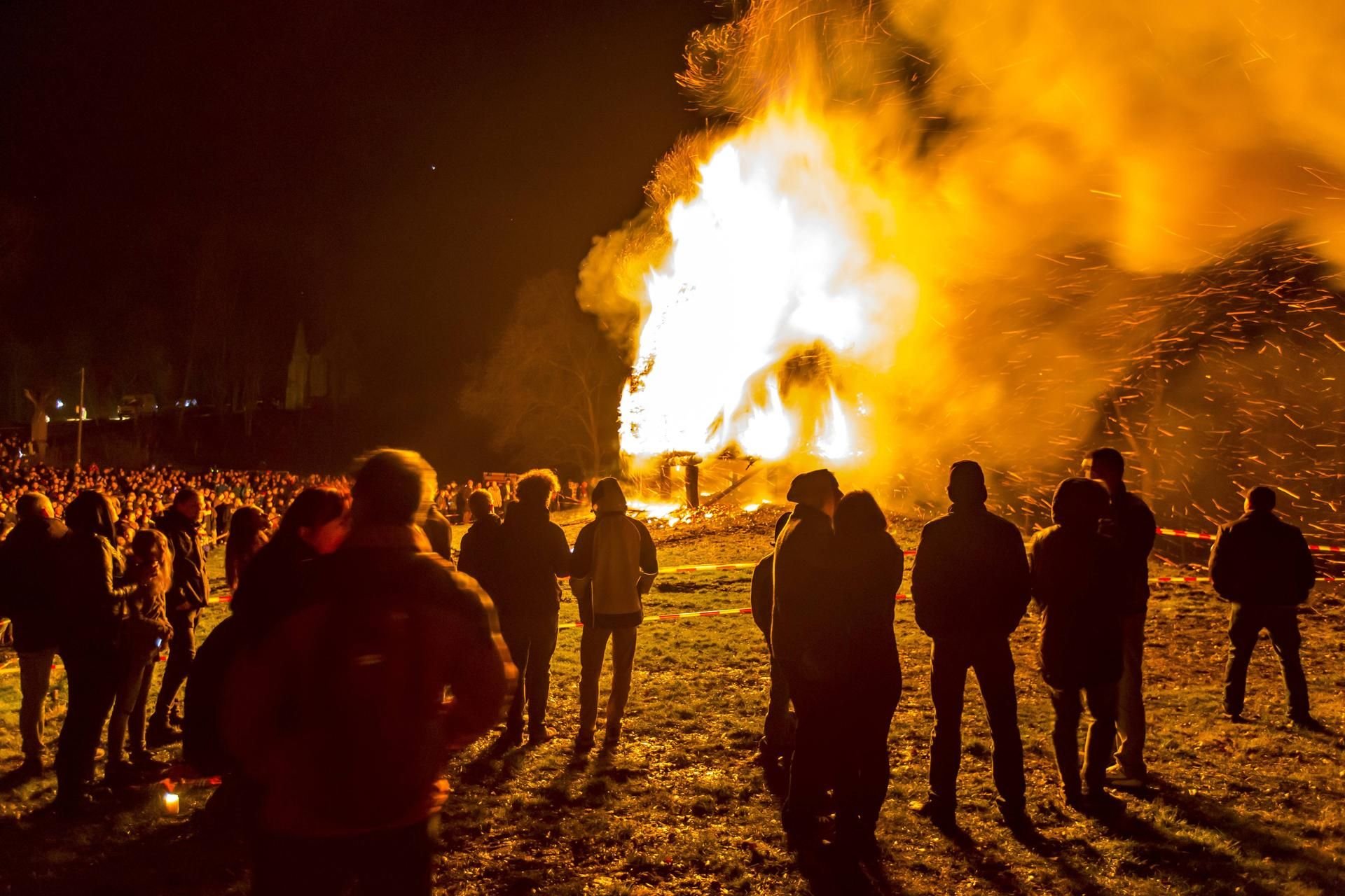 Die Tradition der Osterfeuer lockt jedes Jahr viele Schaulustige an.