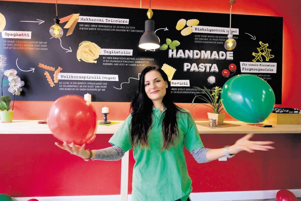 Mit roten und grünen Luftballons, farblich passend zu roter und grüner Nudelsoße, hat Stephanie Gahse ihre Gäste zur Eröffnung begrüßt.