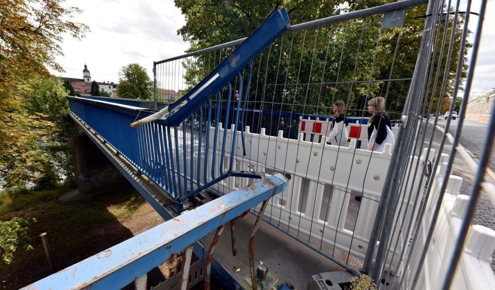 Das zerstörte Geländer der Pfennigbrücke