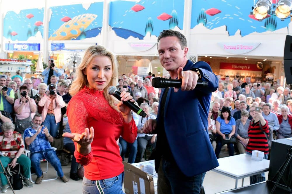 Anna Carina Woitschack und Stefan Mross singen vor dem großen Publikum in Leißling.