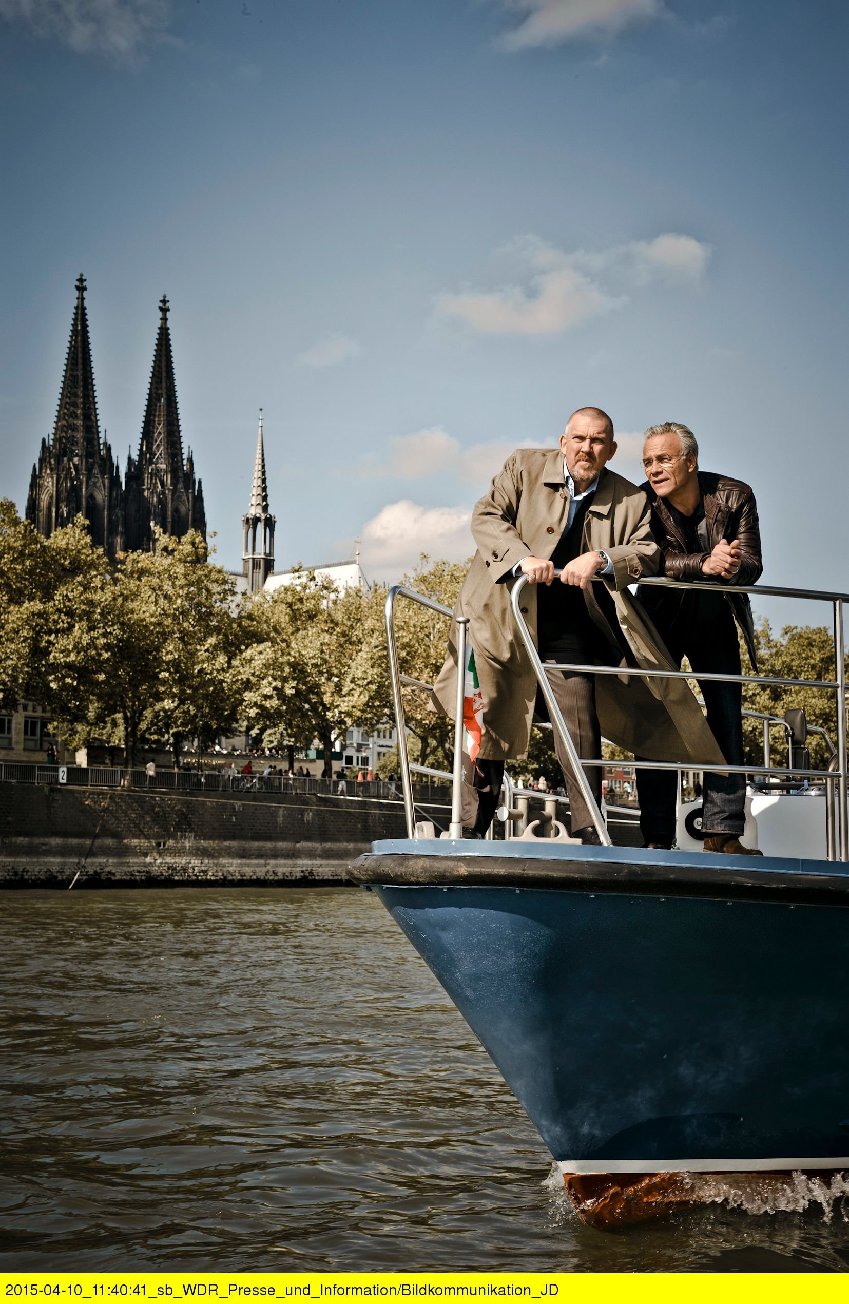 Zwei Dauerbrenner: Die Kommissare Max Ballauf (Klaus J. Behrendt, r) und Freddy Schenk (Dietmar Bär) am Bug eines Bootes der Wasserschutzpolizei auf dem Rhein vor dem Kölner Dom.