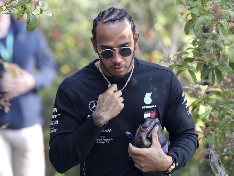 Lewis Hamilton vom Team Mercedes kommt zur Rennstrecke in Shanghai. Foto: Ng Han Guan/AP