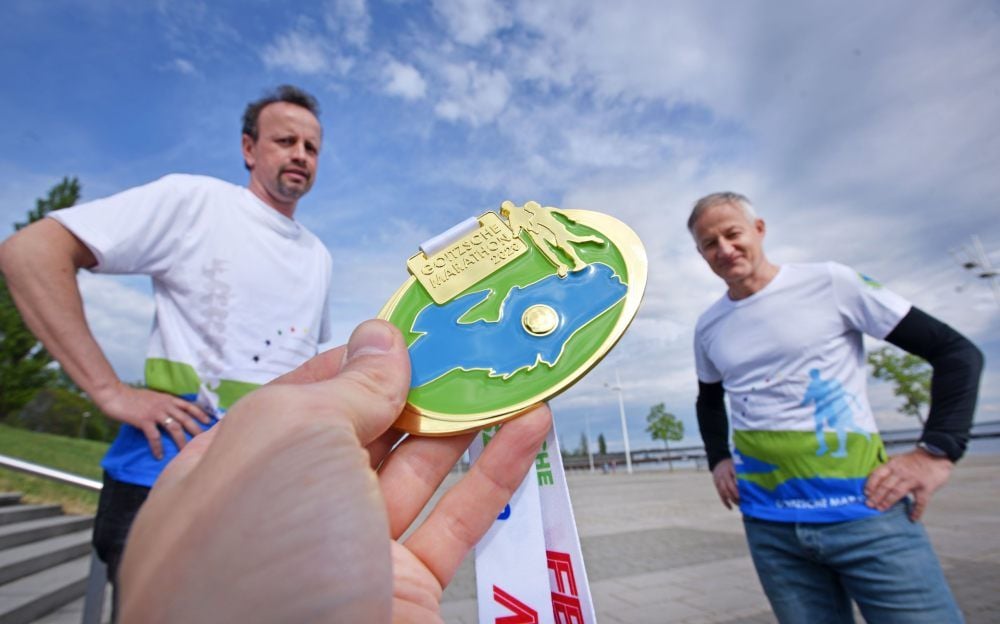Die Medaillen für den diesjährigen Goitzsche Marathon werden erst beim Nachholtermin im Herbst verteilt. Für die kommende Woche hat sich das Organisationsteam um Lars Schindler (l.) und Jörg Lipka aber eine Alternative für die Läufer ausgedacht: den virtuellen Goitzsche Marathon.