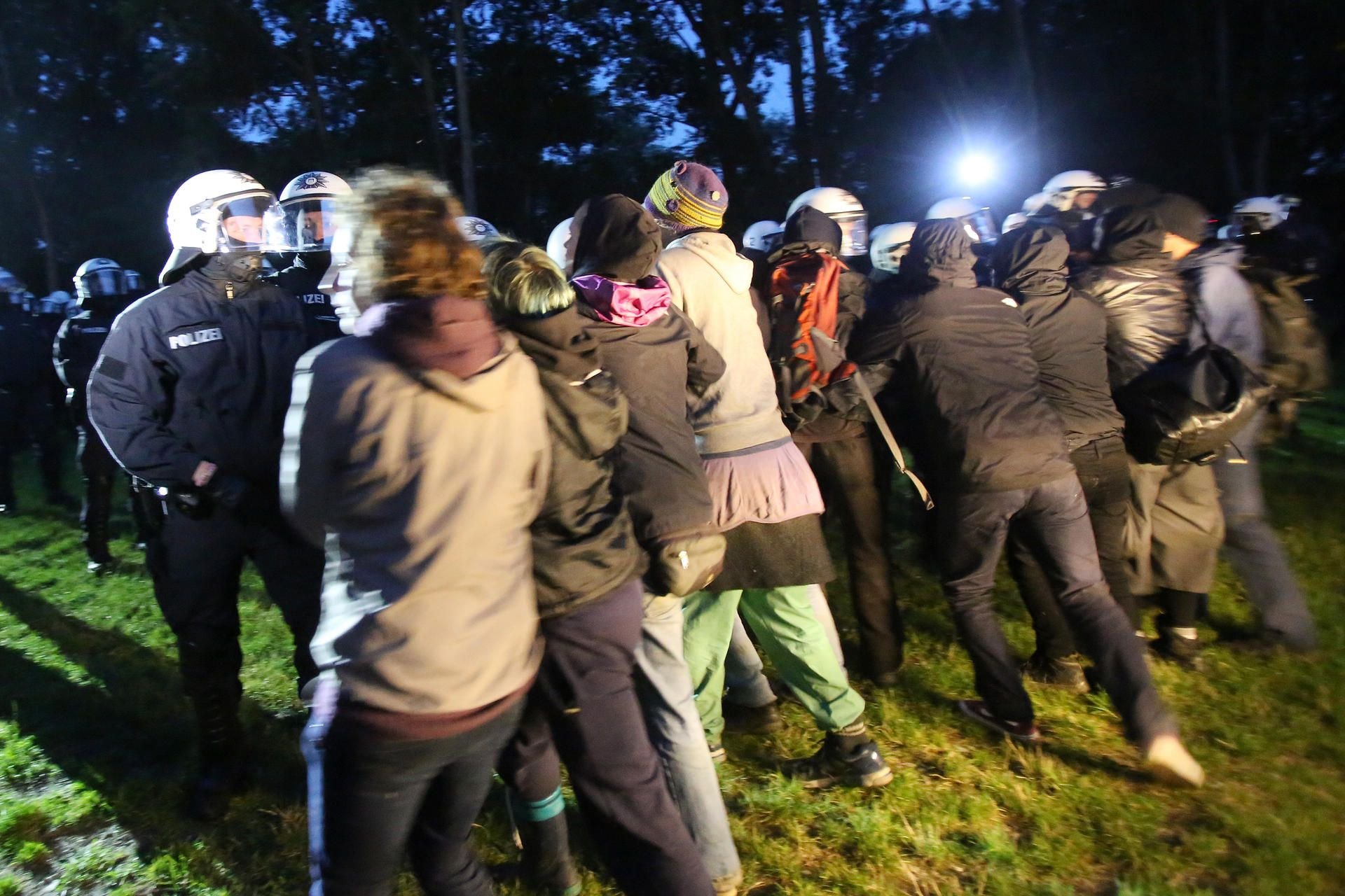 Wegen das abgebrochenen Protestcamps kam es zu Auseinandersetzungen zwischen Polizei und Demonstranten.