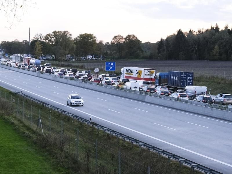 Autos stehen auf der Autobahn A7 vor Hamburg in einer Richtung im Stau. Foto: Frank Molter/dpa