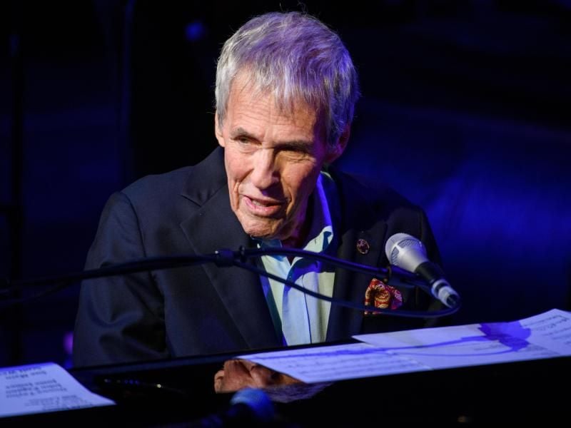 Burt Bacharach sitzt während seines ersten Konzertes in Deutschland an einem Flügel. Foto: Gregor Fischer/Archiv