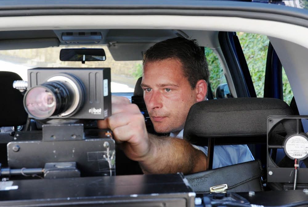 Dennis Becker ist als Hilfspolizist mit einem mobilen Blitzgerät im Landkreis Mansfeld-Südharz unterwegs.