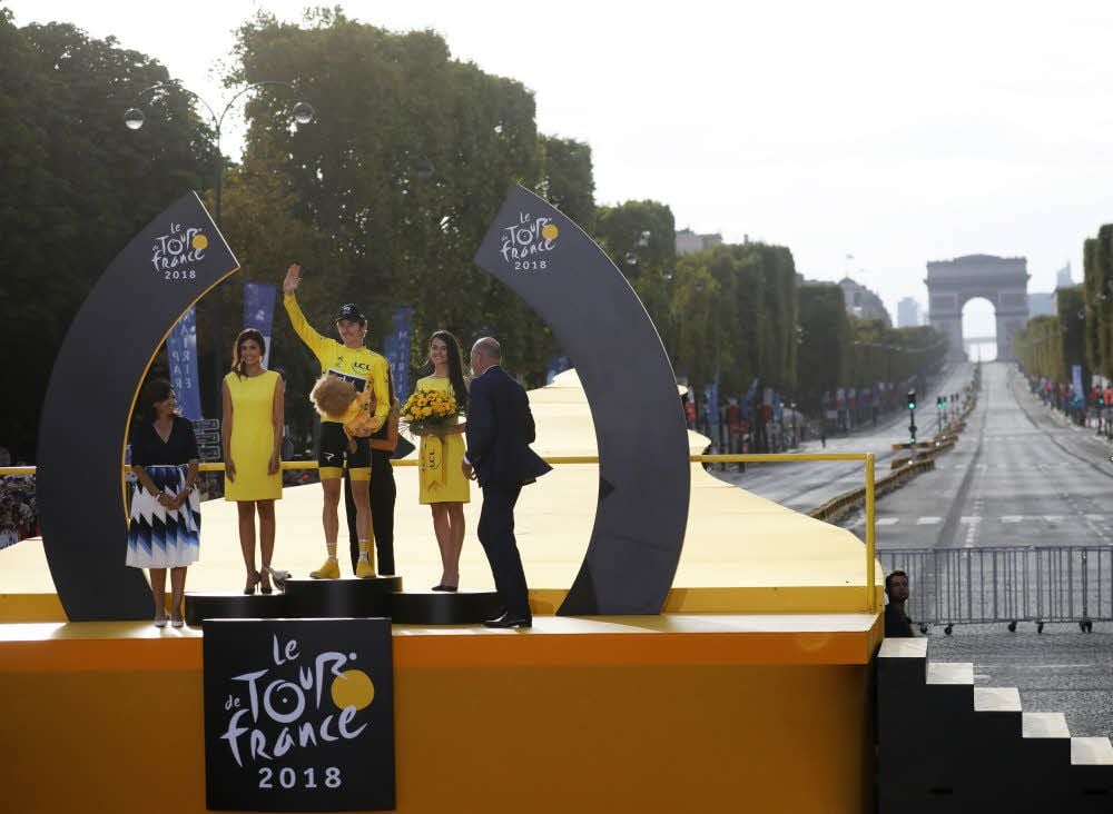 Am Ziel der Träume: Geraint Thomas aus Wales steht im Gelben Trikot auf den Champs-Elysees in Paris.