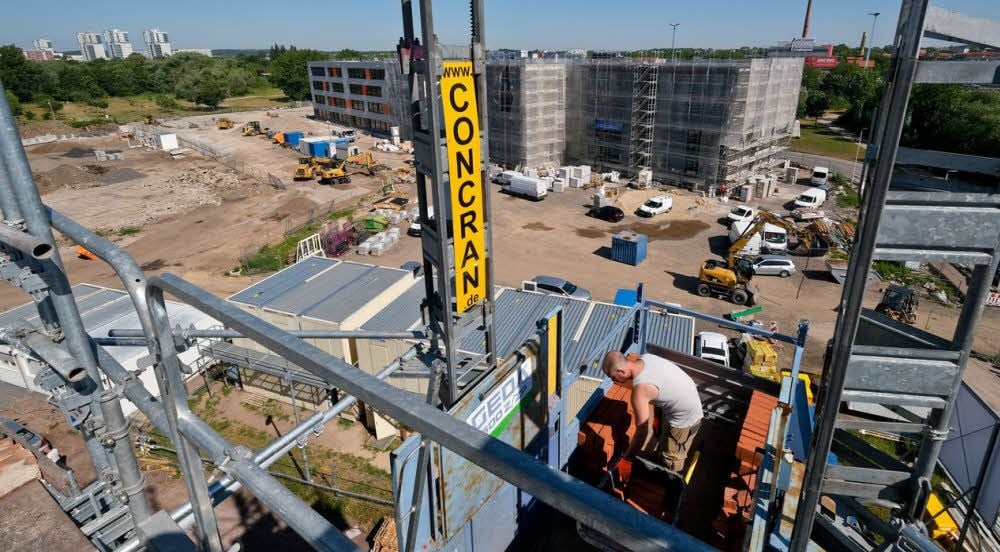 Vom Baugerüst hat man einen grandiosen Ausblick auf den Holzplatz. Die neue Schule nebenan soll im August fertig sein.