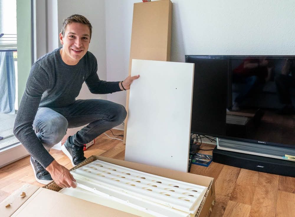 Fynn Arkenberg richtet sich in seiner ersten Wohnung ein. Seine bevorzugte Farbe ist weiß.