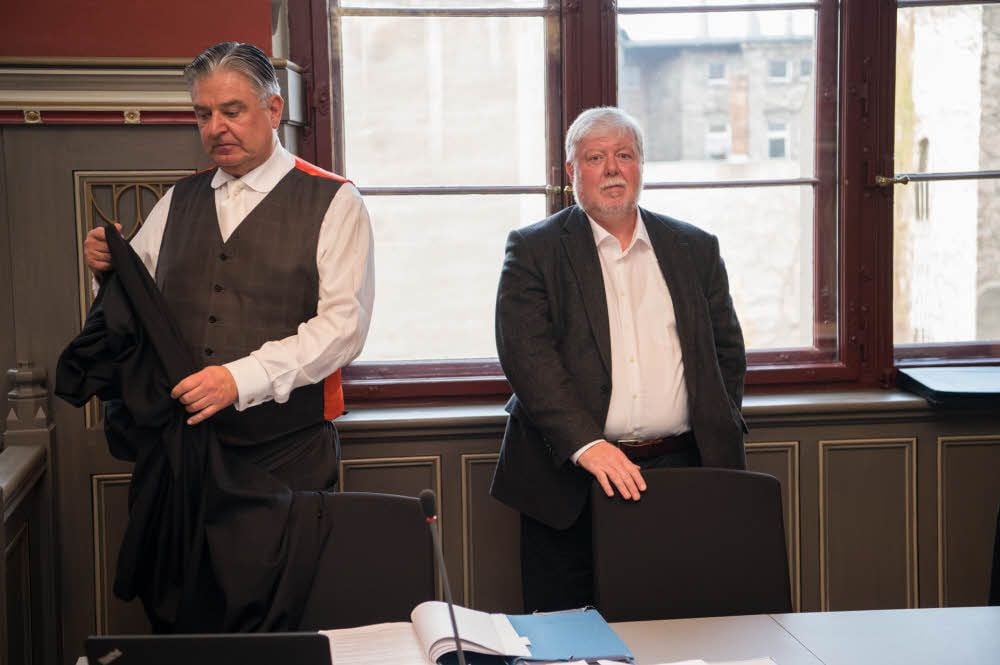 Der Angeklagte Dietmar Baumung (re.) mit seinem Anwalt