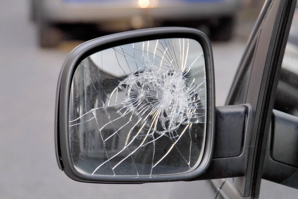 Am zertsörte ein Unbekannter mehrere Außenspiegel von Autos in Magdeburg.