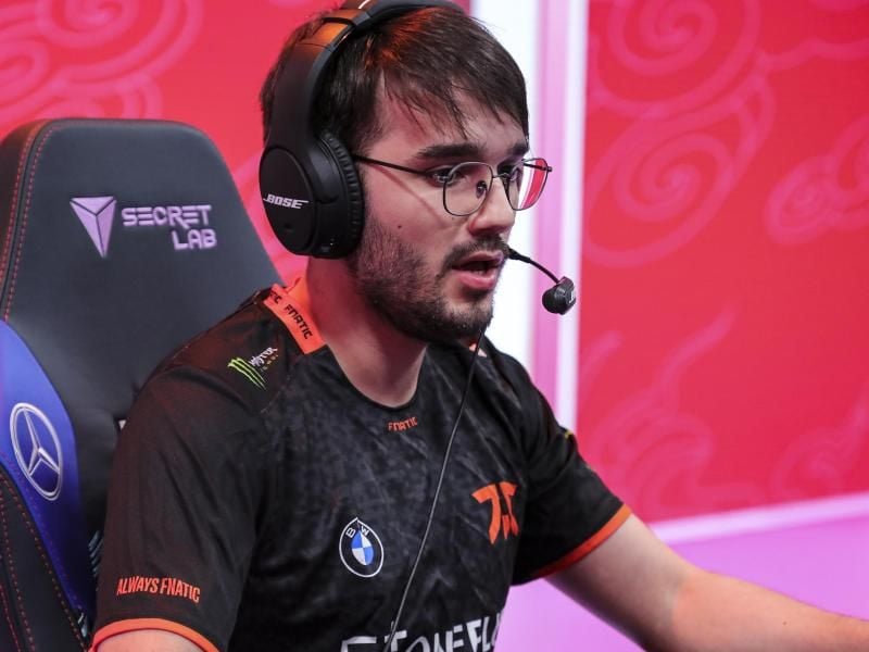 Fnatic um Support Zdravets „Hylissang” Galabov hat im Kampf um die Playoffs weiterhin gute Chancen. Foto: Riot Games/dpa