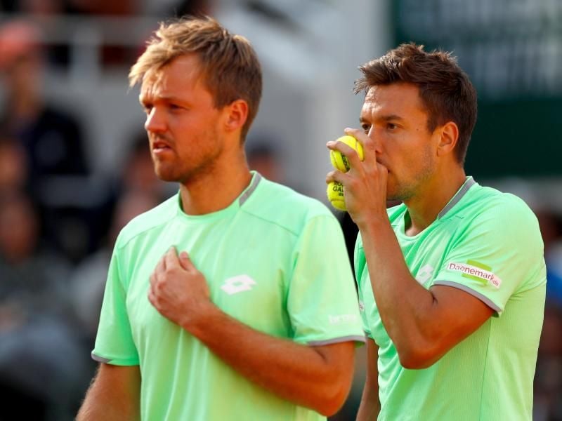 Durften erstmals nach ihrem French-Open-Sieg wieder über einen Sieg jubeln: Kevin Krawietz (l) und Andreas Mies. Foto: Pavel Golovkin/AP