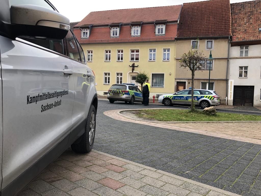 Bei Entrümpelungsarbeiten am Markt in Sandersleben wurde ein bombenähnlicher Gegenstand gefunden.