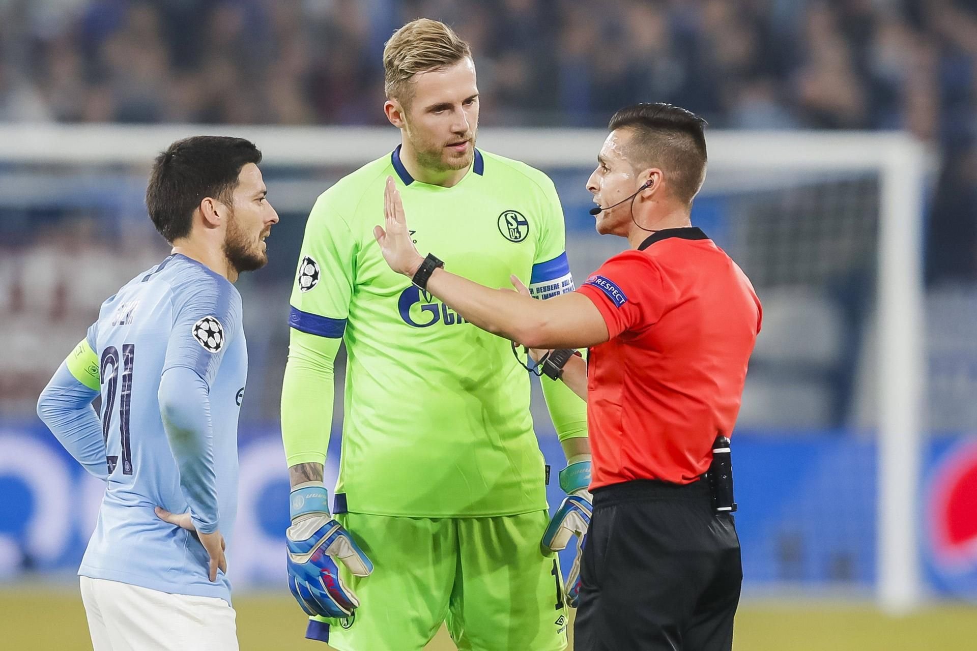 Erklärungsbedarf: Schiedsrichter Carlos Del Cerro Grande im Gespräch mit David Silva und Ralf Fährmann.