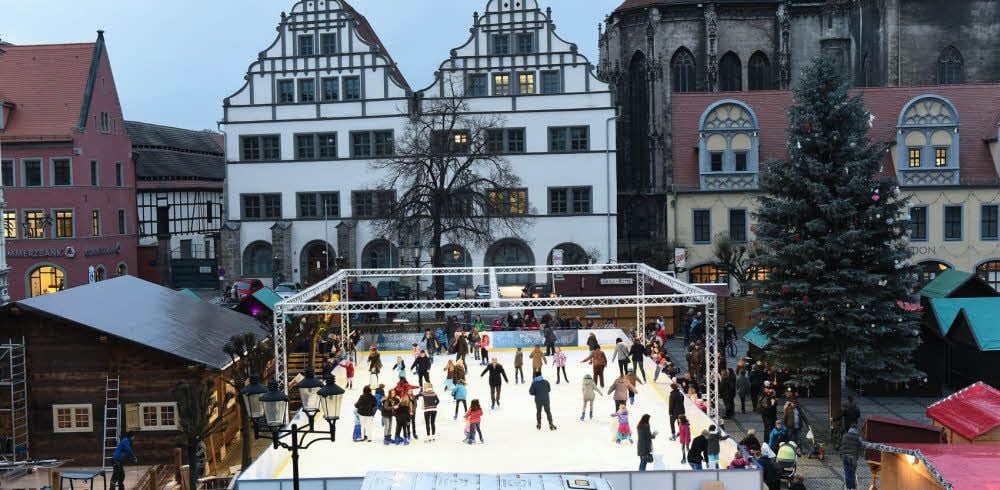Drum herum wird noch gewerkelt: Doch die Eislaufbahn auf dem Naumburger Weihnachtsmarkt ist schon in Betrieb.