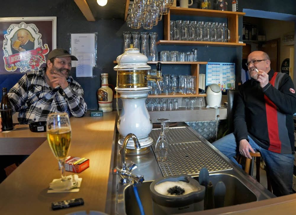 Einlass erst ab 18 Jahren, steht auf einem Schild im Fenster: Im Café Hartmann in der Ascherslebener Johannispromenade darf von Amts wegen geraucht werden.