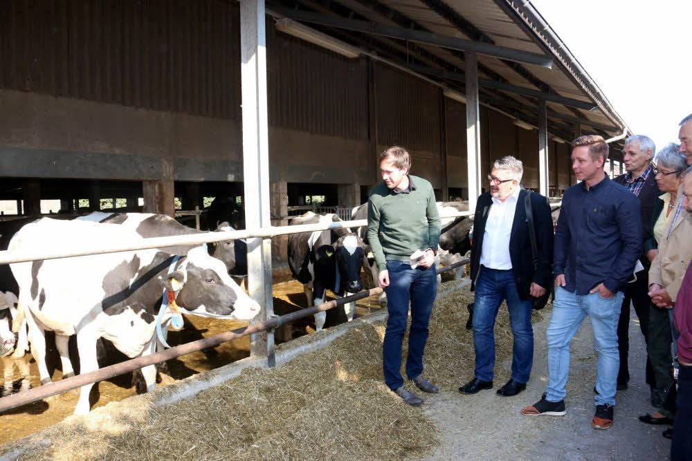 Chef Frederick Meurer (3. v. l.) zeigt seinen Gästen, wo die Milch herkommt.