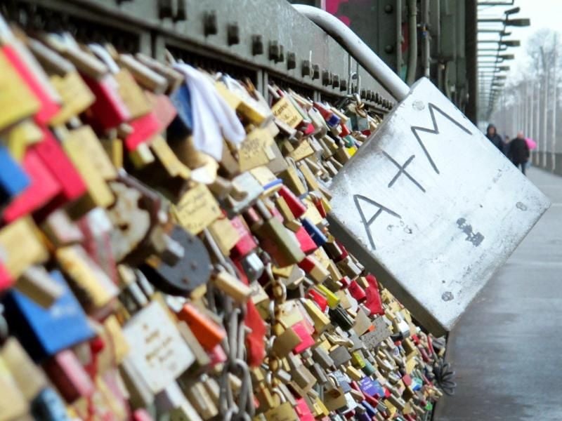 Die vielen tausend Liebesschlösser auf der Kölner Hohenzollernbrücke sind seit langem eine Touristenattraktion. Nun wurden einige von ihnen abmontiert - aus Sicherheitsgründen. Foto: Maximilian Haupt