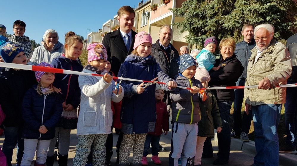 Erst haben die beiden Lenas und Leif den Straßenbau gemeinsam mit den anderen Kindern besungen; dann durften sie das Zechenfeld in Straßberg freigeben.