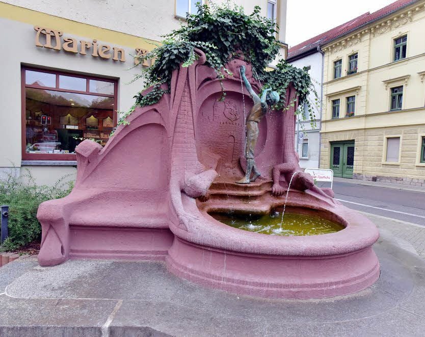 Plätschert vor der Marienapotheke - der Brunnen an der Beuditzstraße.
