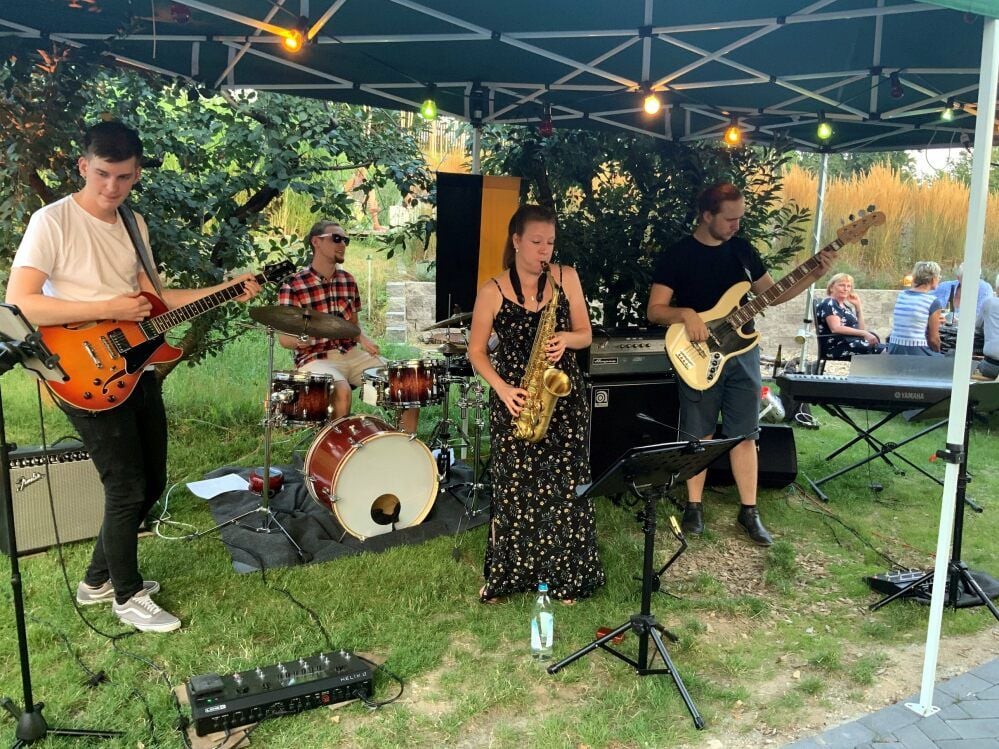 Die Band spielt Jazziges, Latin und Funk.