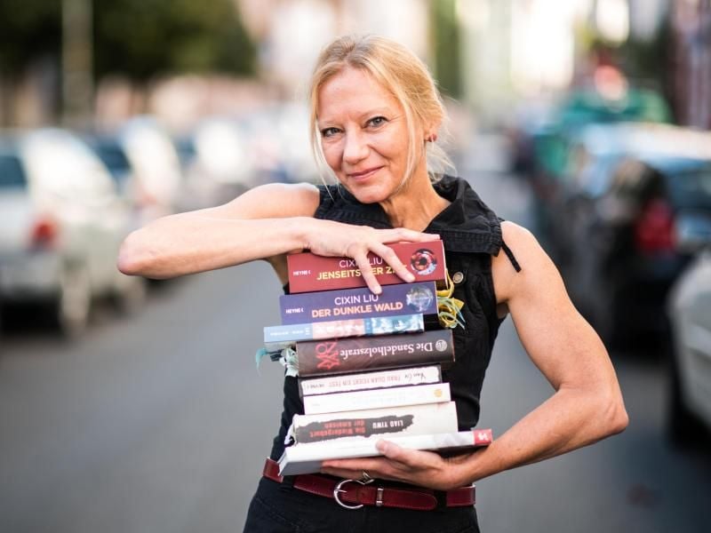 Die freie Übersetzerin Karin Betz liebt ihre Arbeit - auch wenn sie nicht besonders gut bezahlt ist. Foto: Andreas Arnold/dpa