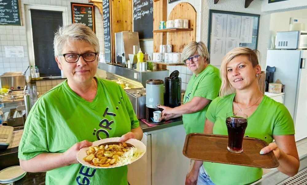 iris Woge (v.l.) sowie Astrid und Nina Schruttke servieren ihren Kunden leckeres Essen, Kaffee und Cola.