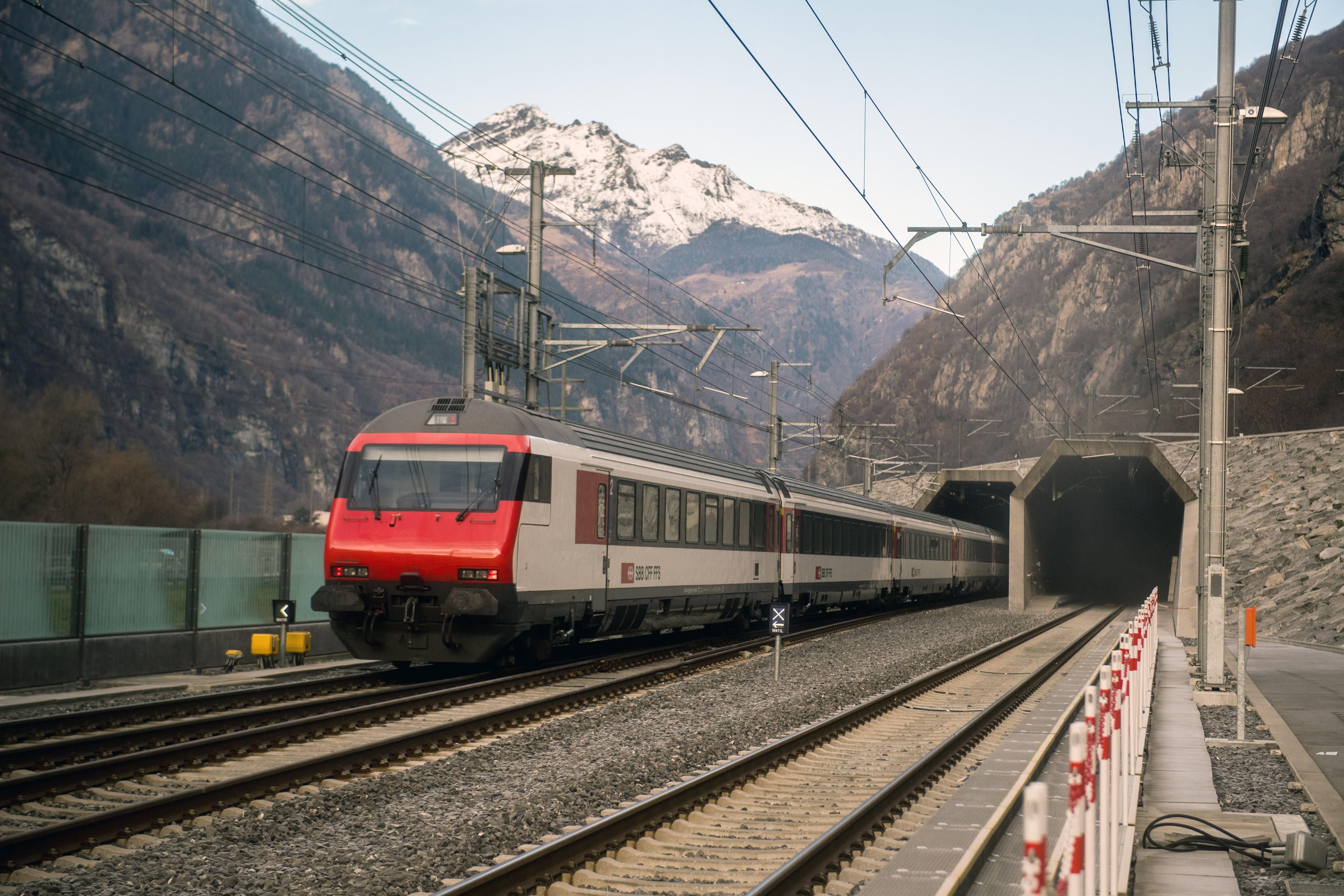 Durch den Gotthard-Basistunnel rasen nun Züge.