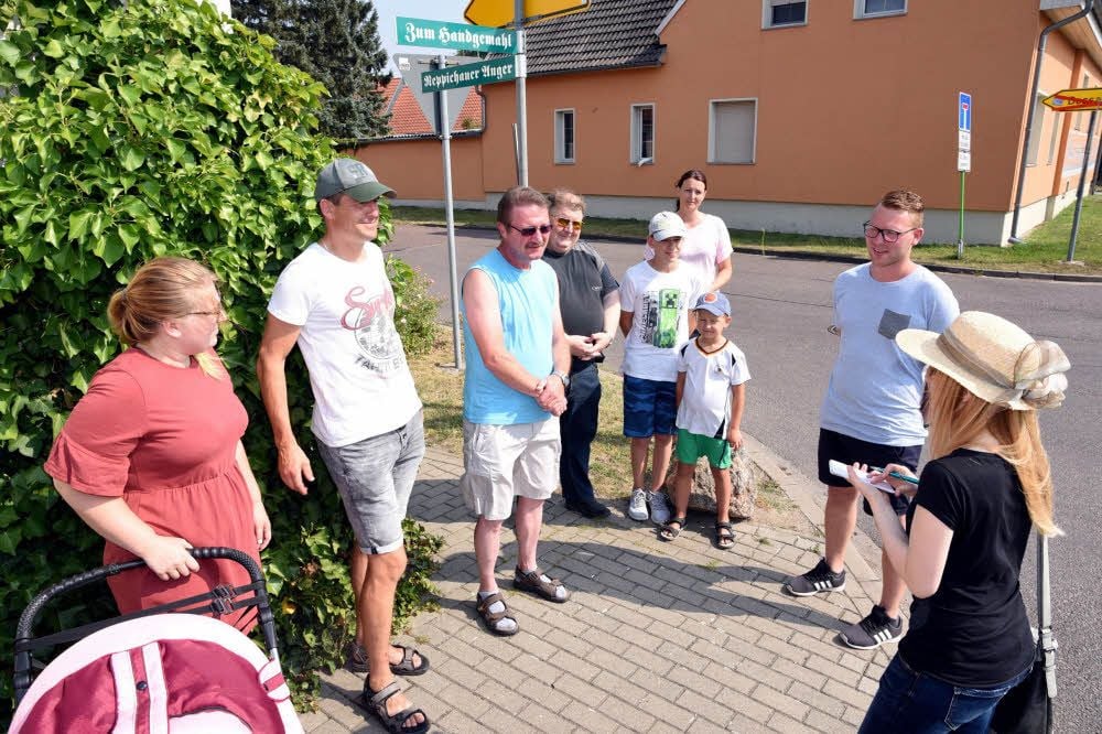 Bei einem Ortsrundgang haben die Reppichauer die schönen Ecken ihres Dorfes gezeigt und einige Ärgernisse angesprochen.