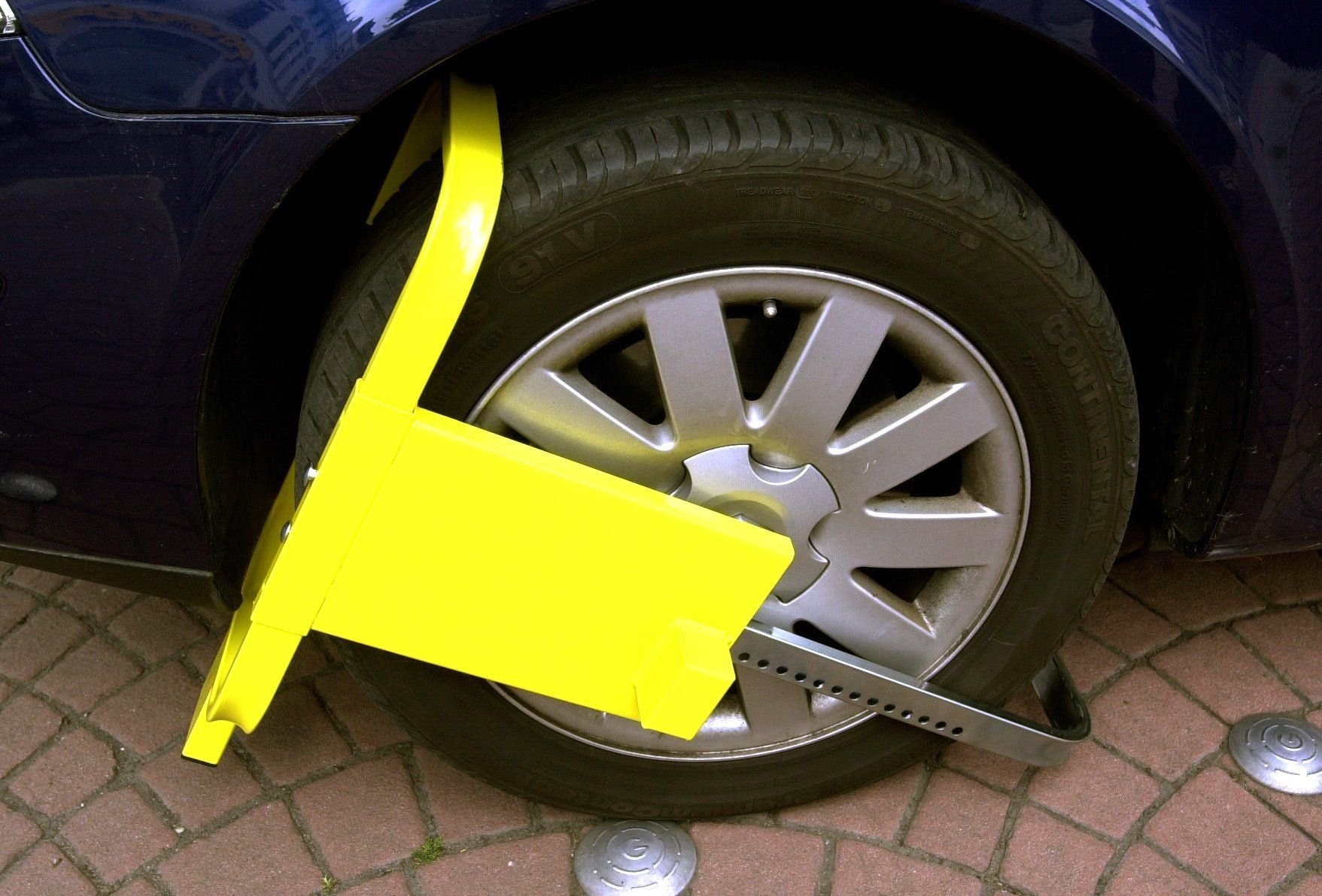 Ein Leipziger hat Falschparkern in seiner Nachbarschaft Parkkrallen ans Auto gebaut.