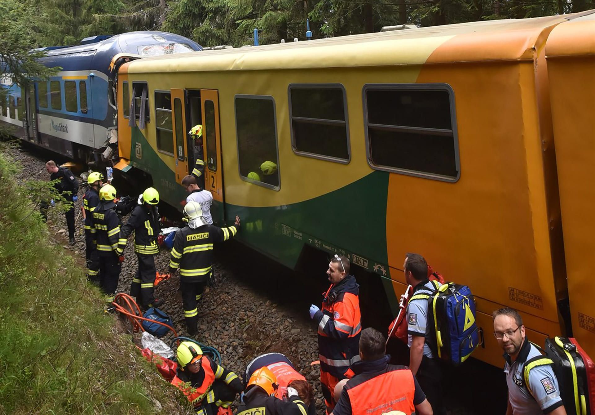 Zugunglück im Erzgebirge: Ein Bild von der Unfallstelle in der Nähe des Dorfes Pernink in der Tschechischen Republik.