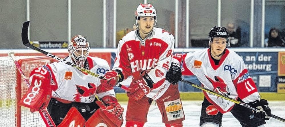 Michal Bezouska und Victor Knaub (Mitte) trafen für Halle.