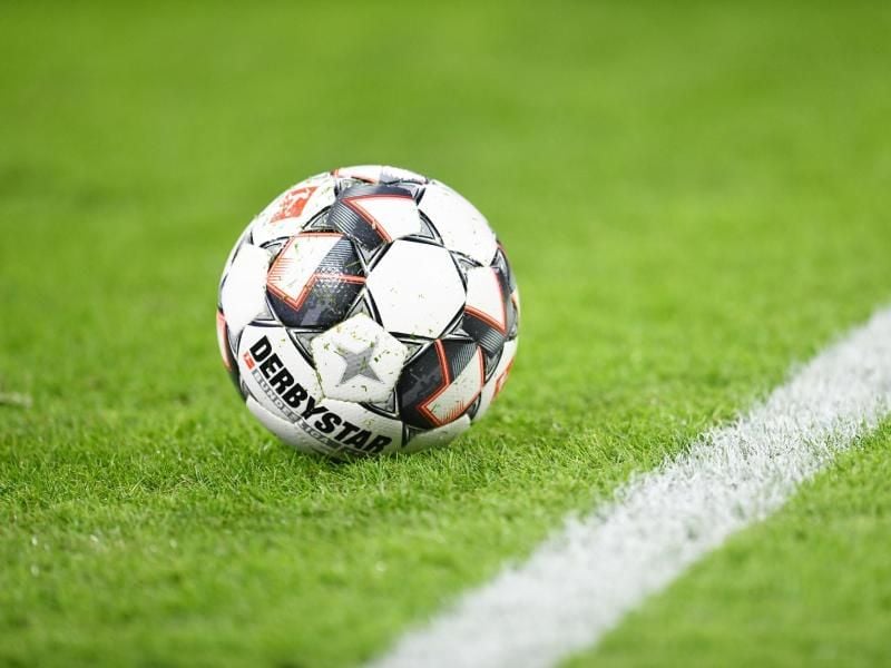 Ein Spielball liegt auf dem Rasen. Foto: Tobias Hase/dpa/Archiv/Symbolbild