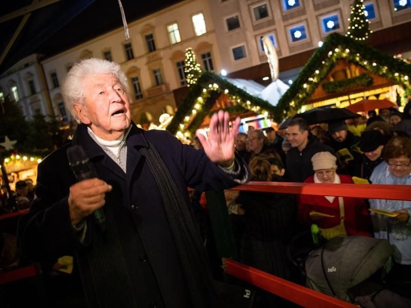 Weihnachtssingen mit Gotthilf Fischer auf dem Christkindlesmarkt in Karlsruhe. Foto: Sebastian Gollnow