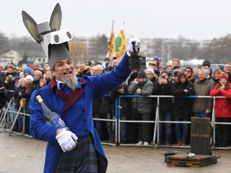 Der Eiswettenschneider Peter Lüchinger mit Bügeleisen in der linken Hand. Foto: Carmen Jaspersen