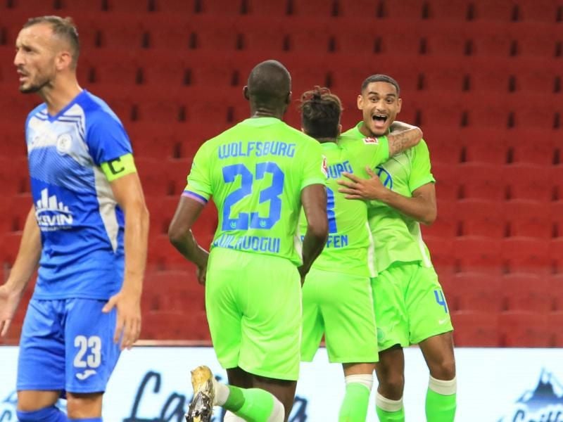 Der VfL Wolfsburg um Maxence Lacroix (r) feierte einen souveränen Auswärtserfolg. Foto: Hektor Pustina/AP/dpa