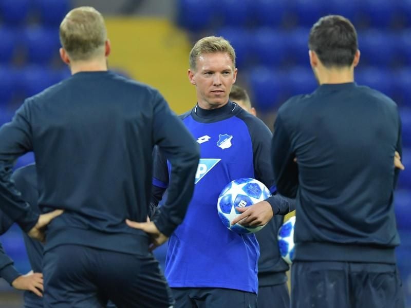 offenheims Trainer Julian Nagelsmann (M) spricht beim Training in Donezk mit seinen Spielern. Foto: Uwe Anspach