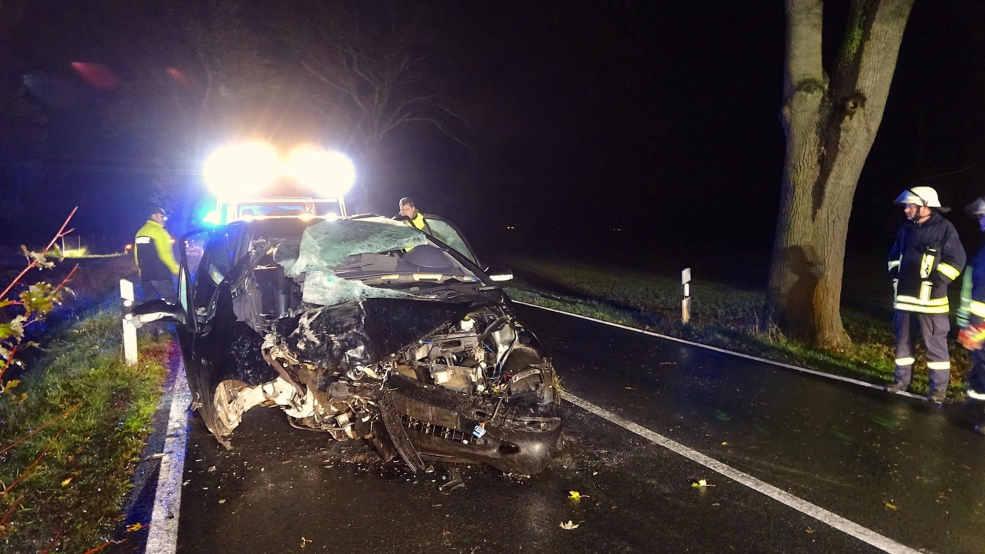 Obwohl das Auto völlig zerstört war, konnte die Feuerwehr den Fahrer ohne schwere Technik befreien.