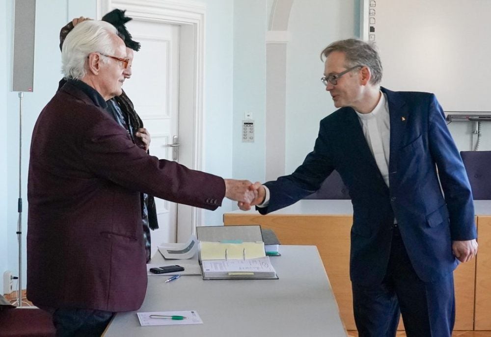 Begrüßung im Gerichtssaal: Der Kläger Michael Dietrich Düllmann (l.) und Stadtkirchenpfarrer Johannes Block geben sich die Hand.