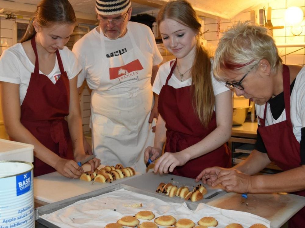 Süße Arbeit bei Bäcker Frank Jäger: Julia Germer, Annabell Rauschning und die Bundestagsabgeordnete Birke Bull-Bischoff.