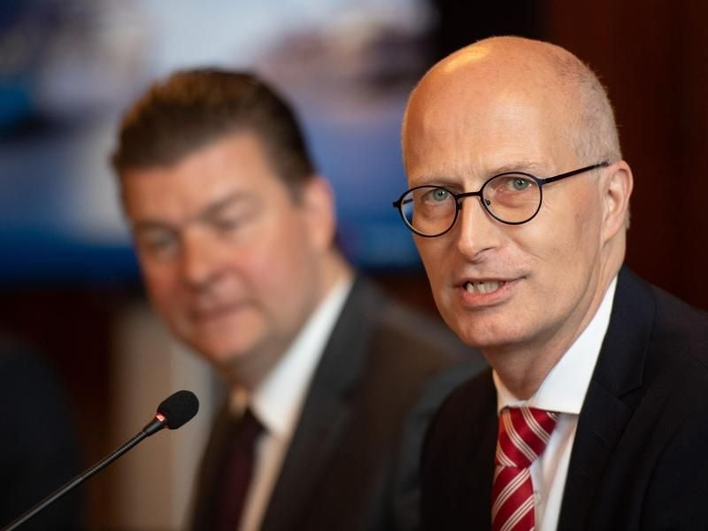 Peter Tschentscher (r, SPD), Erster Bürgermeister von Hamburg, und Andreas Dressel (SPD), Finanzsenator von Hamburg. Foto: Daniel Reinhardt