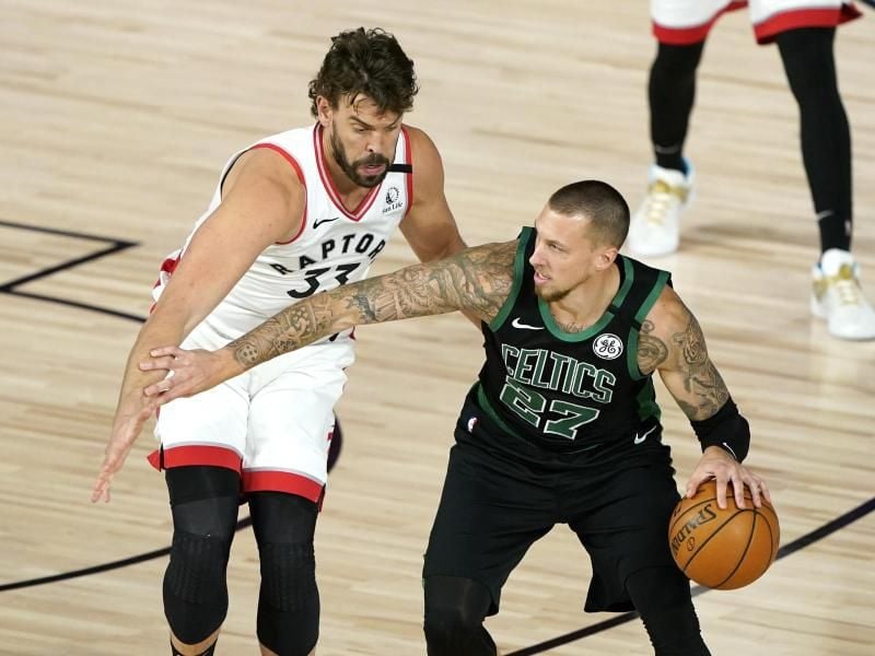 Daniel Theis (r) kam gegen Toronto auf 13 Punkte und 15 Rebounds. Foto: Ashley Landis/AP/dpa