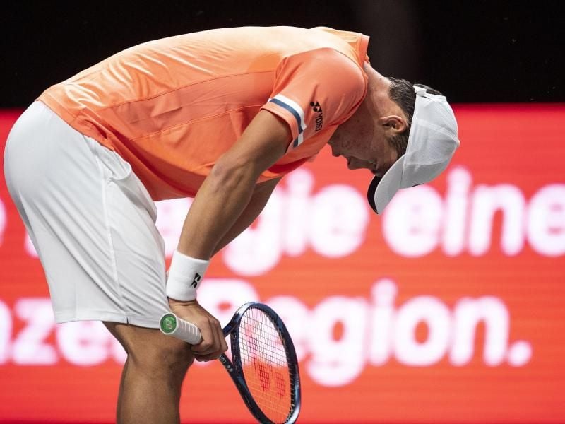 Verlor gleich sein erstes Match beim ATP-Turnier in Köln: Daniel Altmaier reagiert nach der Partie. Foto: Marius Becker/dpa